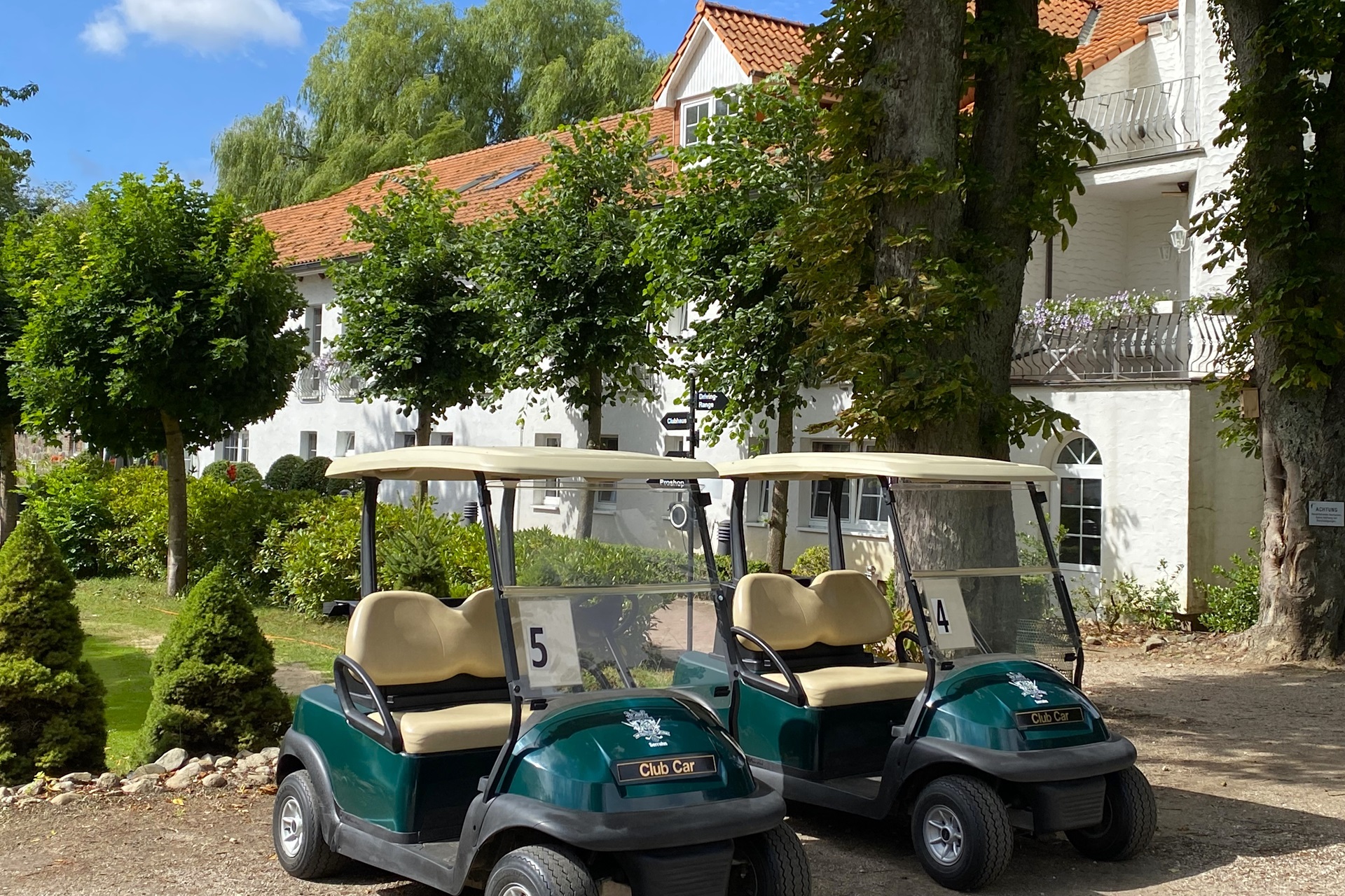 Van der Valk Golfhotel Serrahn | Golf cars in front of the hotel